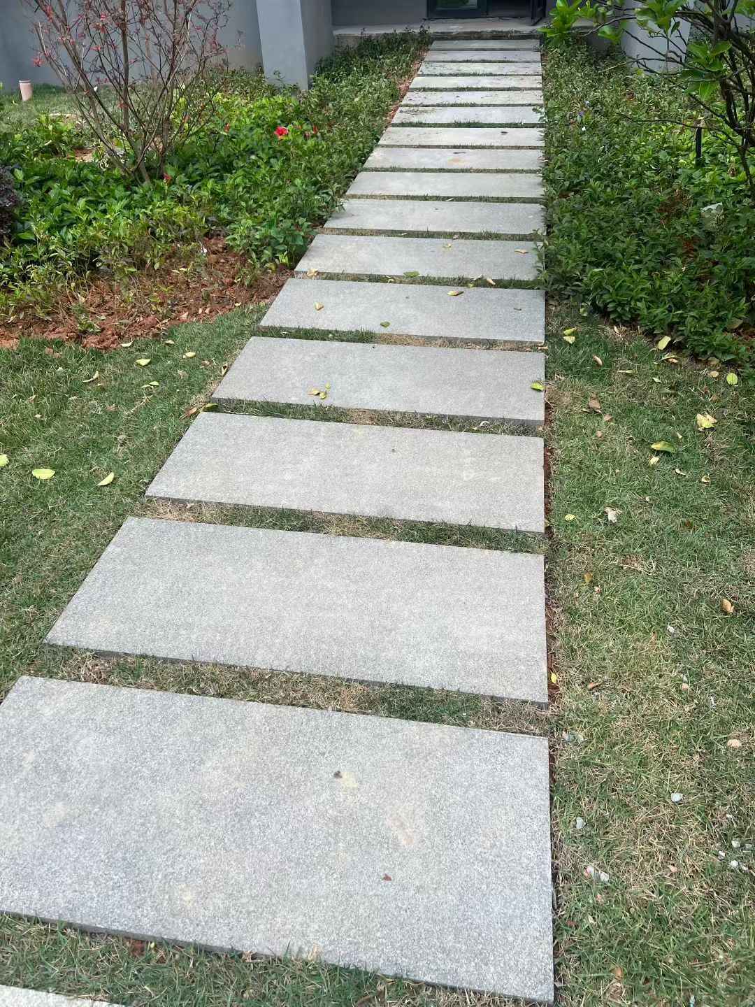 娄底 芝麻黑小区踏步、汀步石铺装效果