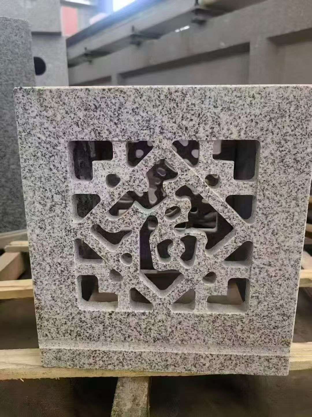 娄底 芝麻白花岗岩镂空雕花灯笼