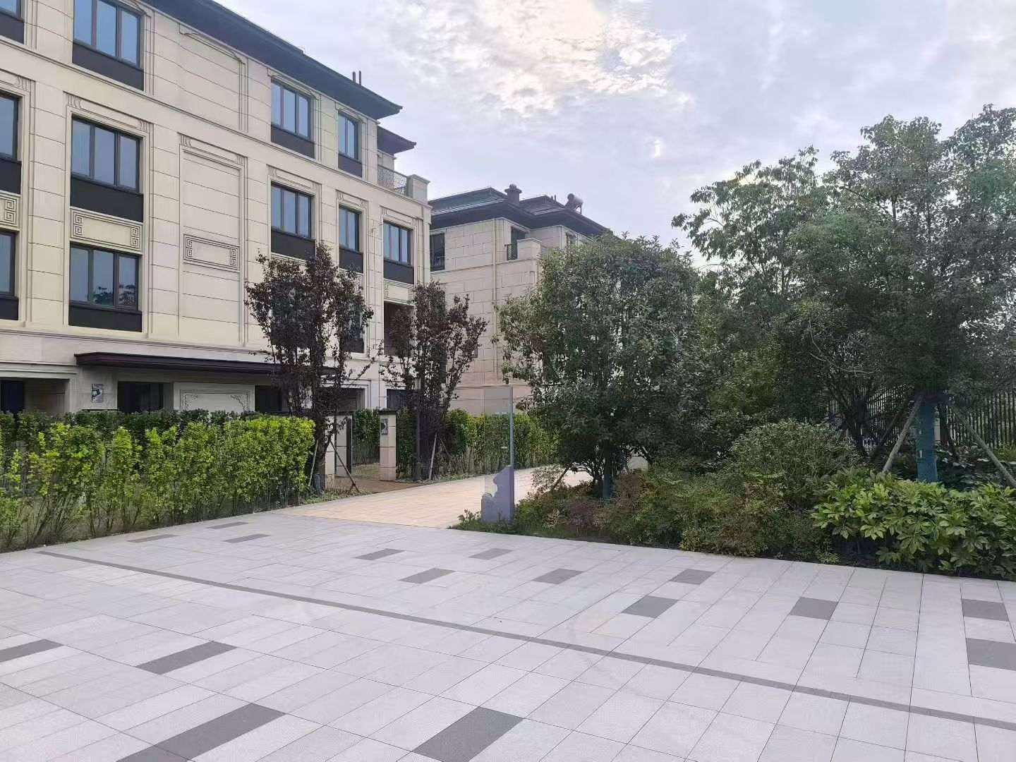 娄底 芝麻白与芝麻白搭配铺装，尺寸1200*600